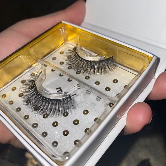 Lashes - Picture 6 of 10